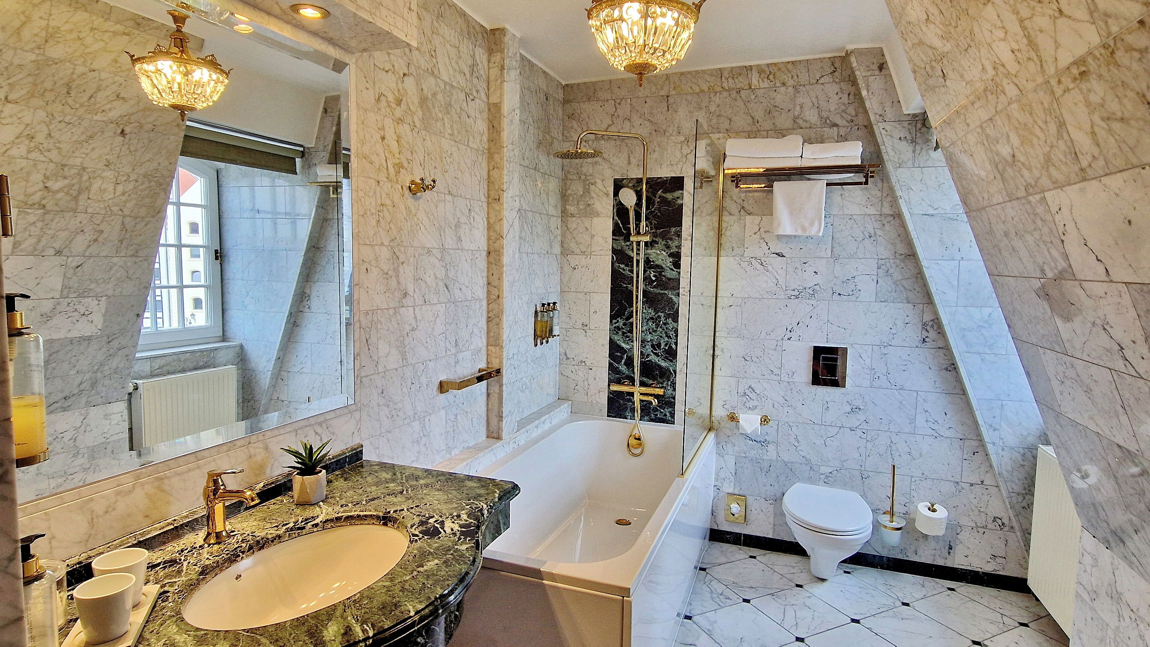 deluxe double room, canal view | bathroom | free toiletries, hair dryer, bathrobes, slippers