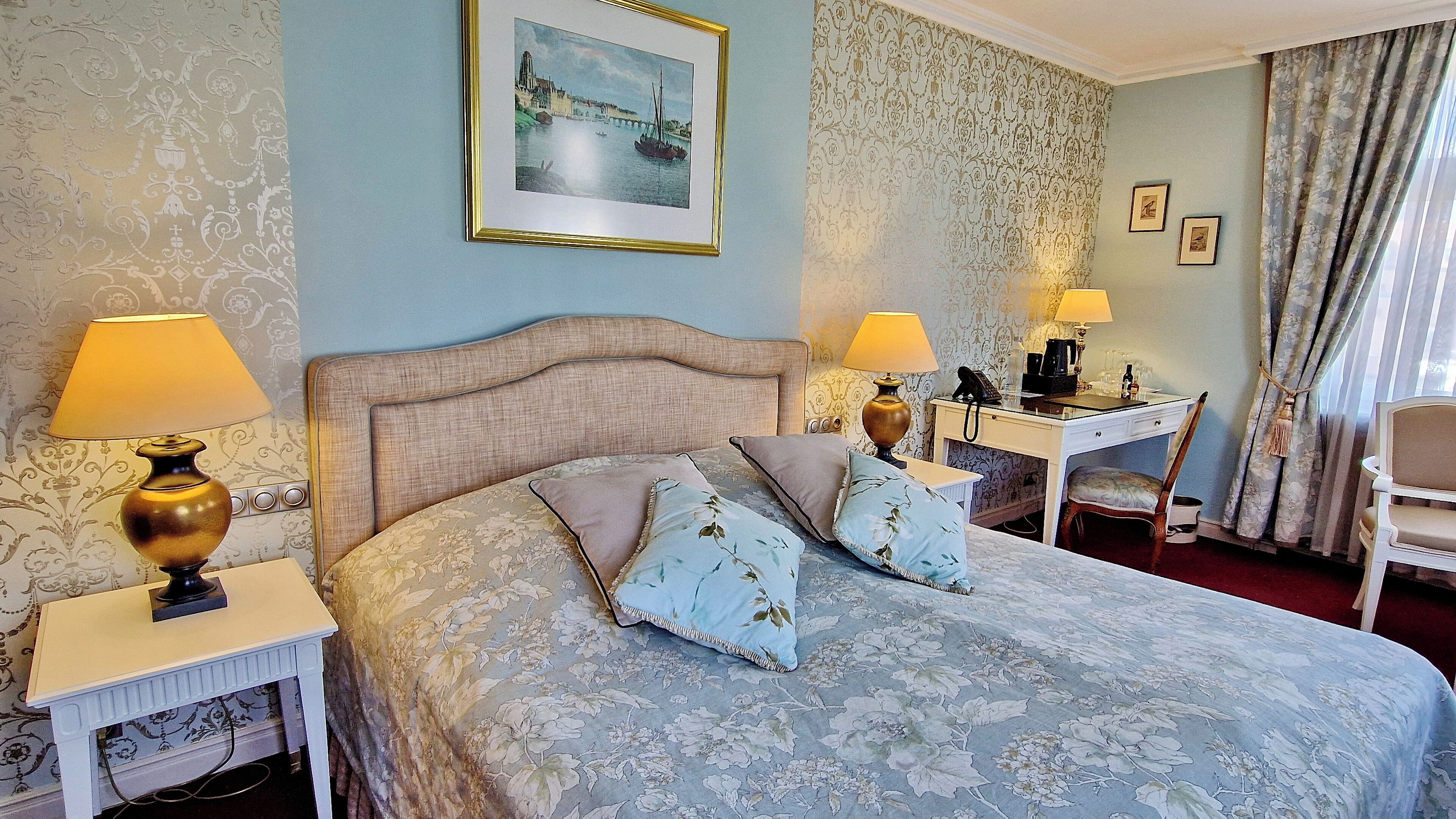 deluxe double room, canal view | 1 bedroom, minibar, in-room safe, individually decorated