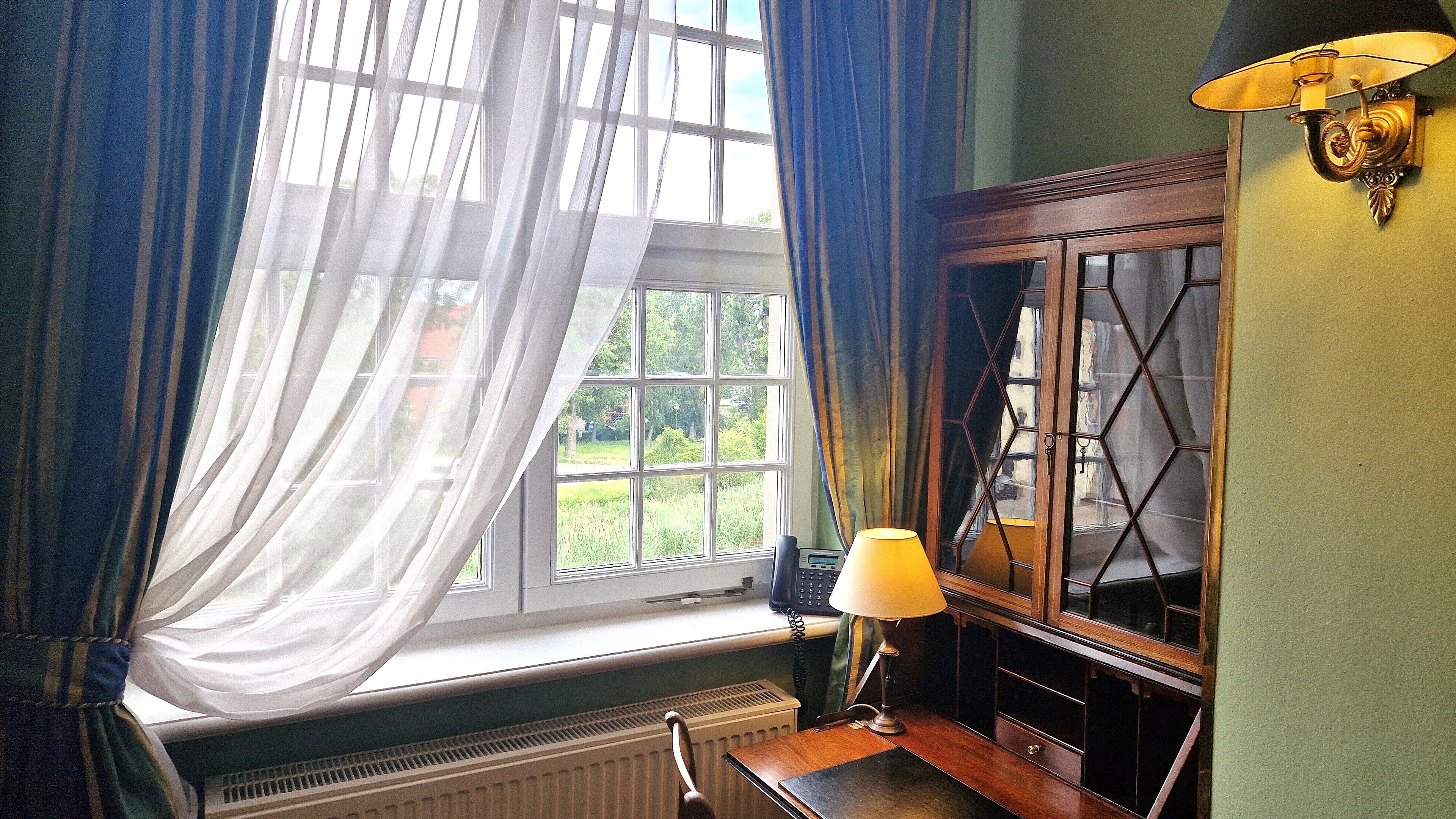 deluxe double room, canal view | 1 bedroom, minibar, in-room safe, individually decorated