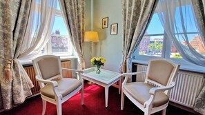 Deluxe tweepersoonskamer, uitzicht op kanaal | 1 slaapkamer, een minibar, een kluis op de kamer