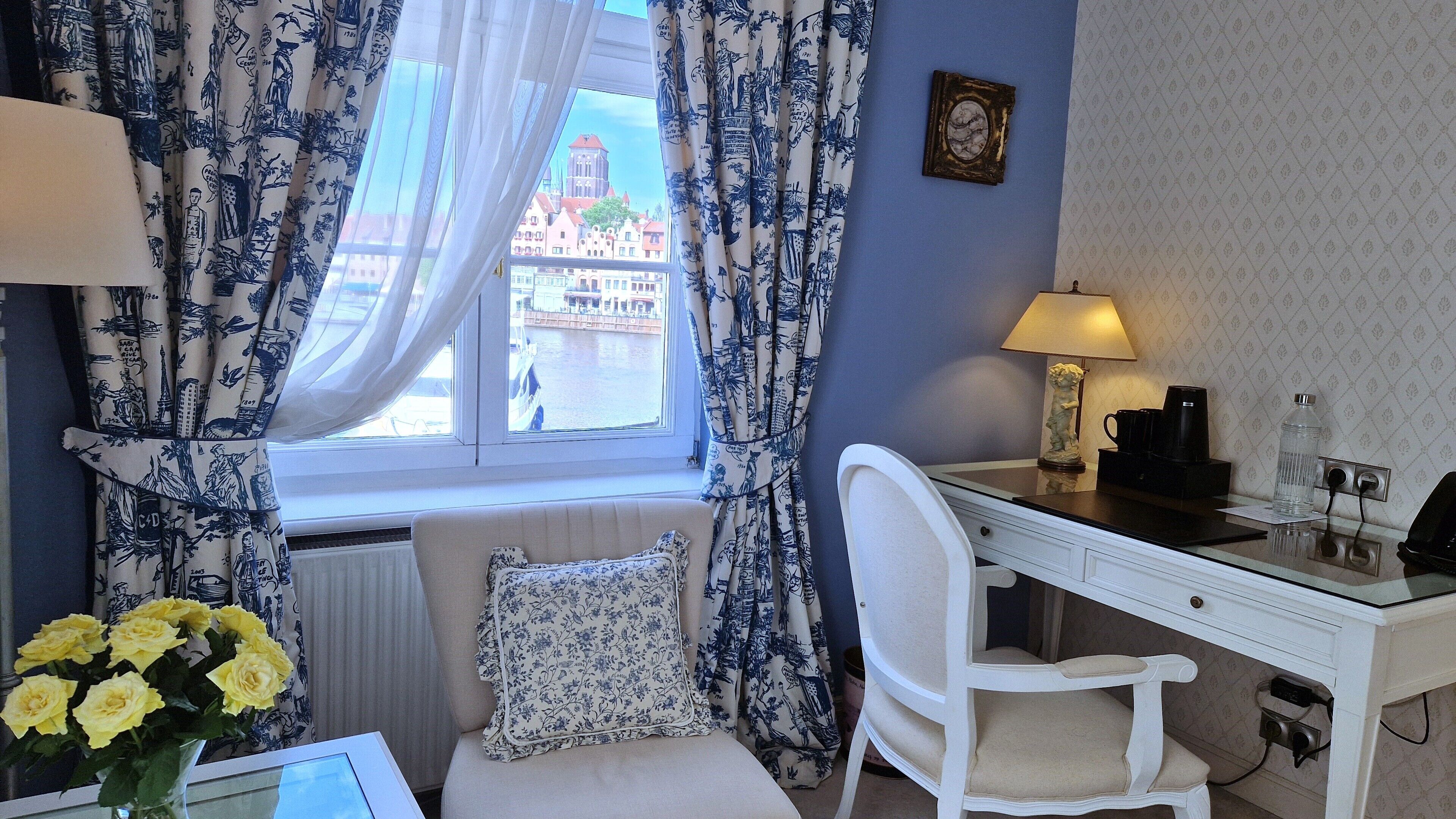 deluxe double room, canal view | 1 bedroom, minibar, in-room safe, individually decorated