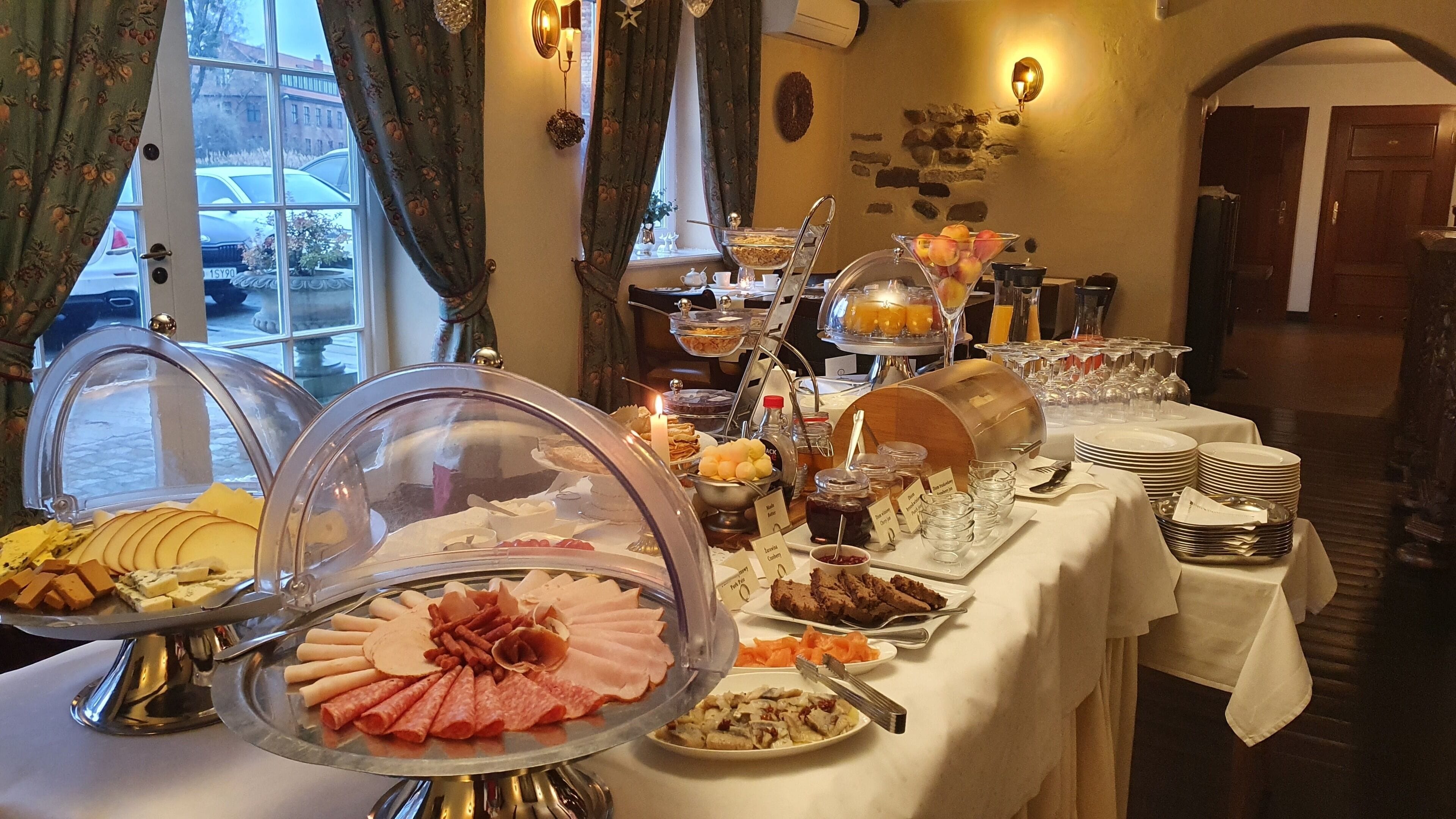 daily buffet breakfast (pln 80 per person)