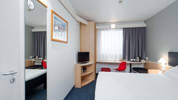 Quarto premium, 1 cama de casal | Cofres nos quartos, escrivaninha, berços grátis, Wi-Fi de cortesia