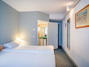 Standard-Zweibettzimmer, 2 Einzelbetten | Zimmersafe, Schreibtisch, kostenlose Babybetten, kostenloses WLAN