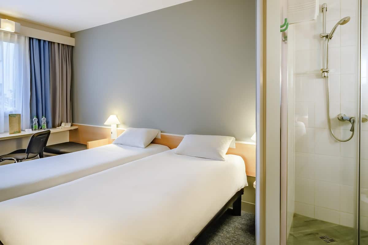 Chambre Standard avec lits jumeaux, 2 lits jumeaux | Coffre-fort, bureau, lit de bébé (gratuit), accÚs au Wi-Fi (inclus)