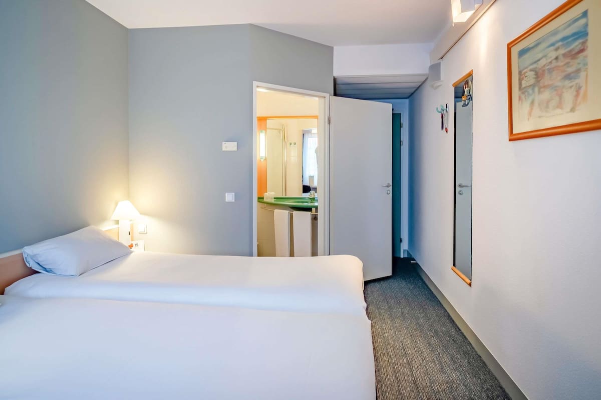 Standard Twin Room, 2 Twin Beds | In-room safe, desk, free cribs/infant beds, free WiFi