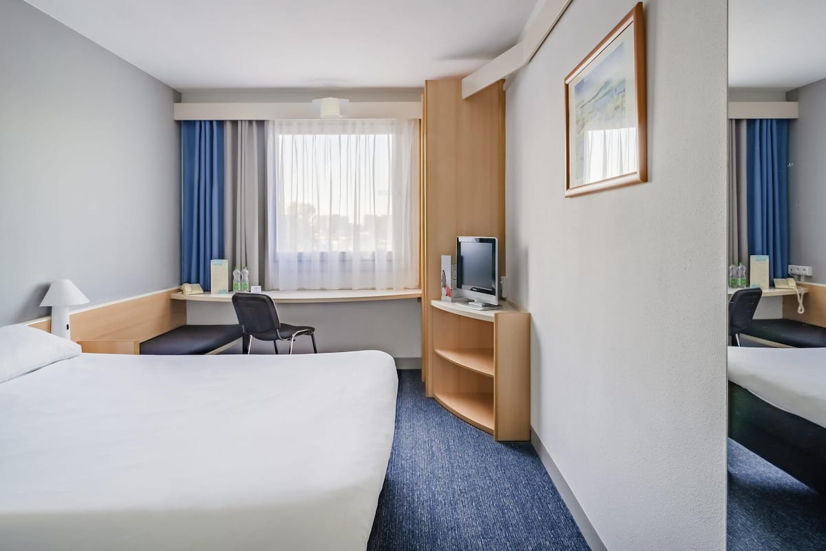 Standard Double Room, 1 Double Bed | In-room safe, desk, free cribs/infant beds, free WiFi