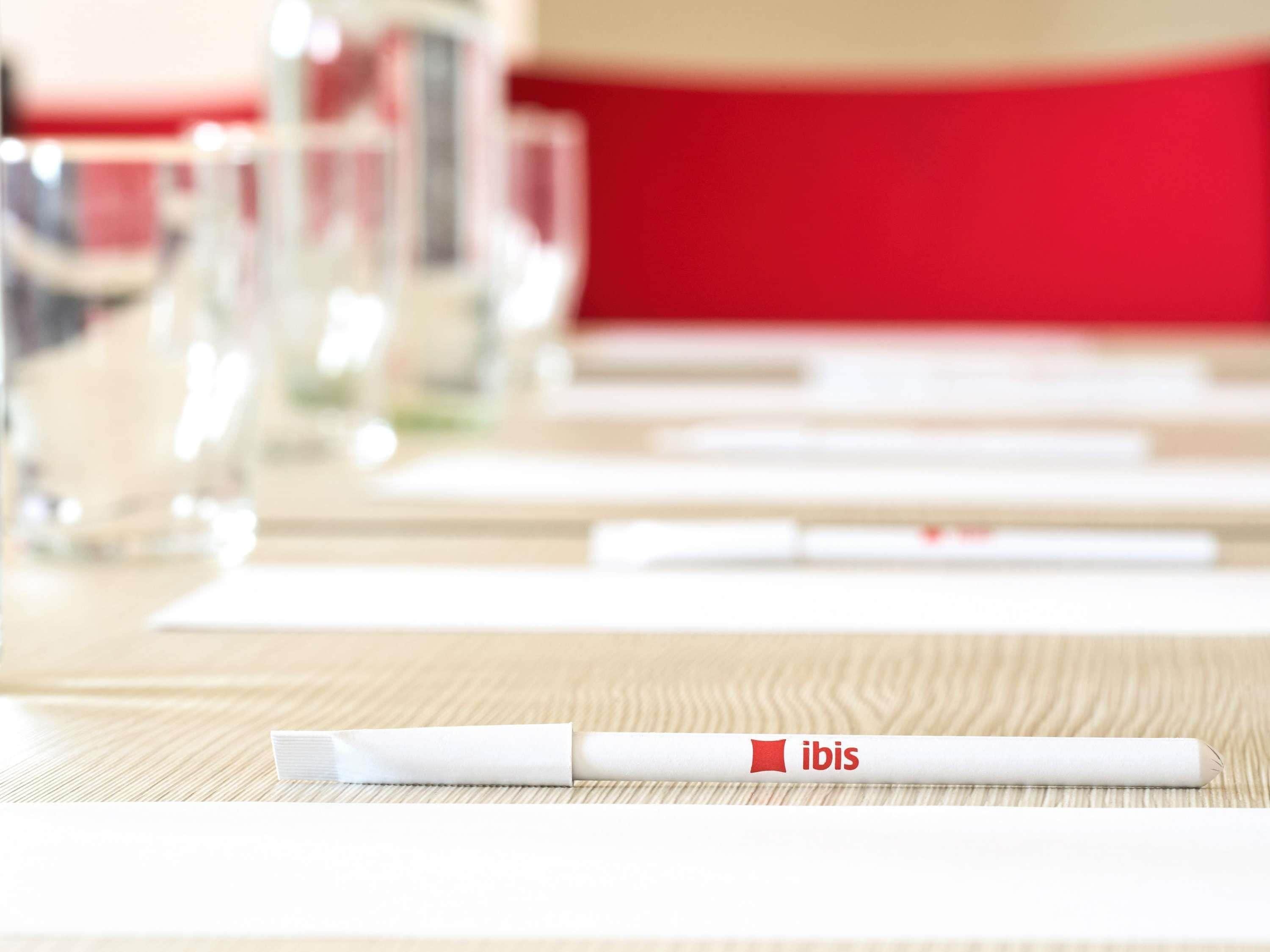 Un objeto blanco con un logotipo rojo sobre una superficie de madera.