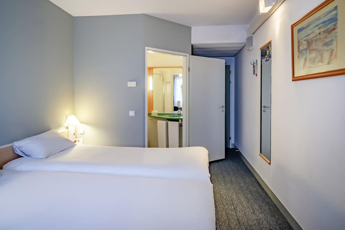 Standard Twin Room, 2 Twin Beds | In-room safe, desk, free cribs/infant beds, free WiFi