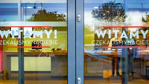 A glass door with the text 'WITAMY' and 'CZEKA LISMNACIE' visible, indicating a Polish-speaking establishment. - ibis Czestochowa (Czestochowa)