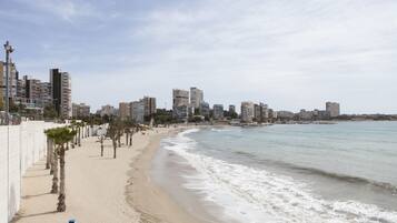 Una spiaggia nelle vicinanze