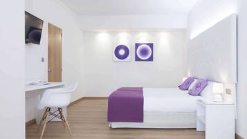 Habitación superior, Terraza, vista al mar | Caja de seguridad en la habitación y escritorio