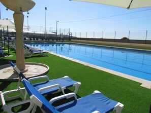 Piscine extérieure (ouverte en saison), parasols de plage