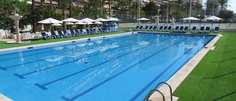 Außenpool (je nach Saison geöffnet), Sonnenschirme, Liegestühle