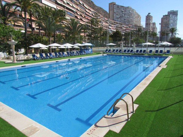 Seasonal outdoor pool, pool umbrellas, sun loungers - Hotel Albahia (Alicante)