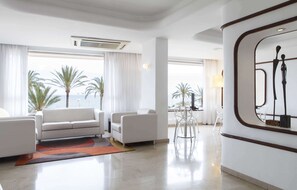 Lobby sitting area - Hotel Albahia (Alicante)