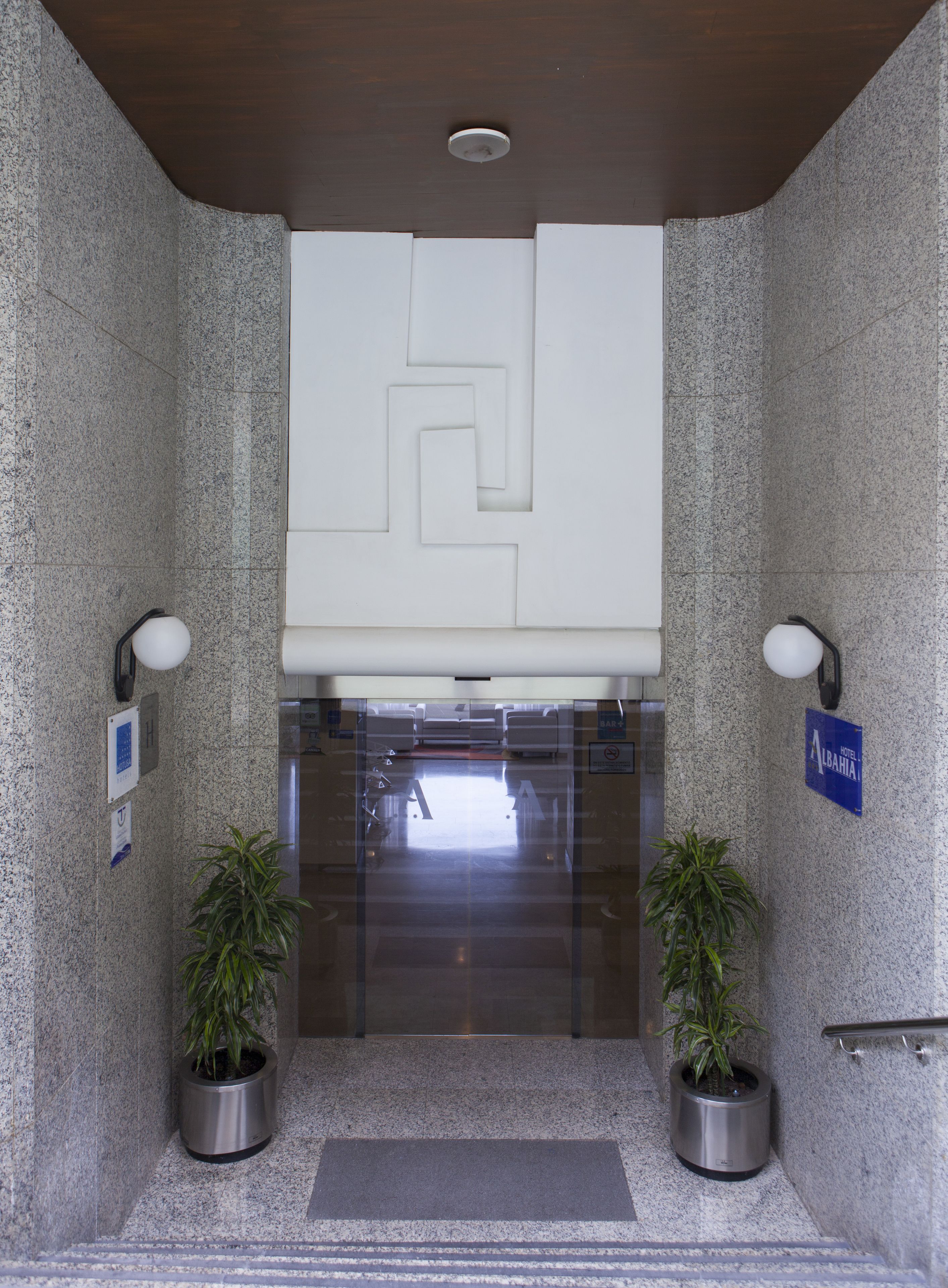 Vista frontal de la propiedad