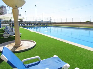 Seasonal outdoor pool, pool umbrellas, sun loungers - Hotel Albahia (Alicante)