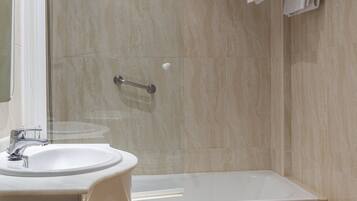 Un baño moderno con bañera, lavamanos y bidé.