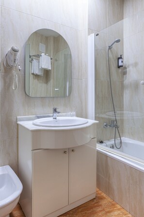 Double or Twin Room | Bathroom | Combined shower/bathtub, free toiletries, hair dryer, towels
