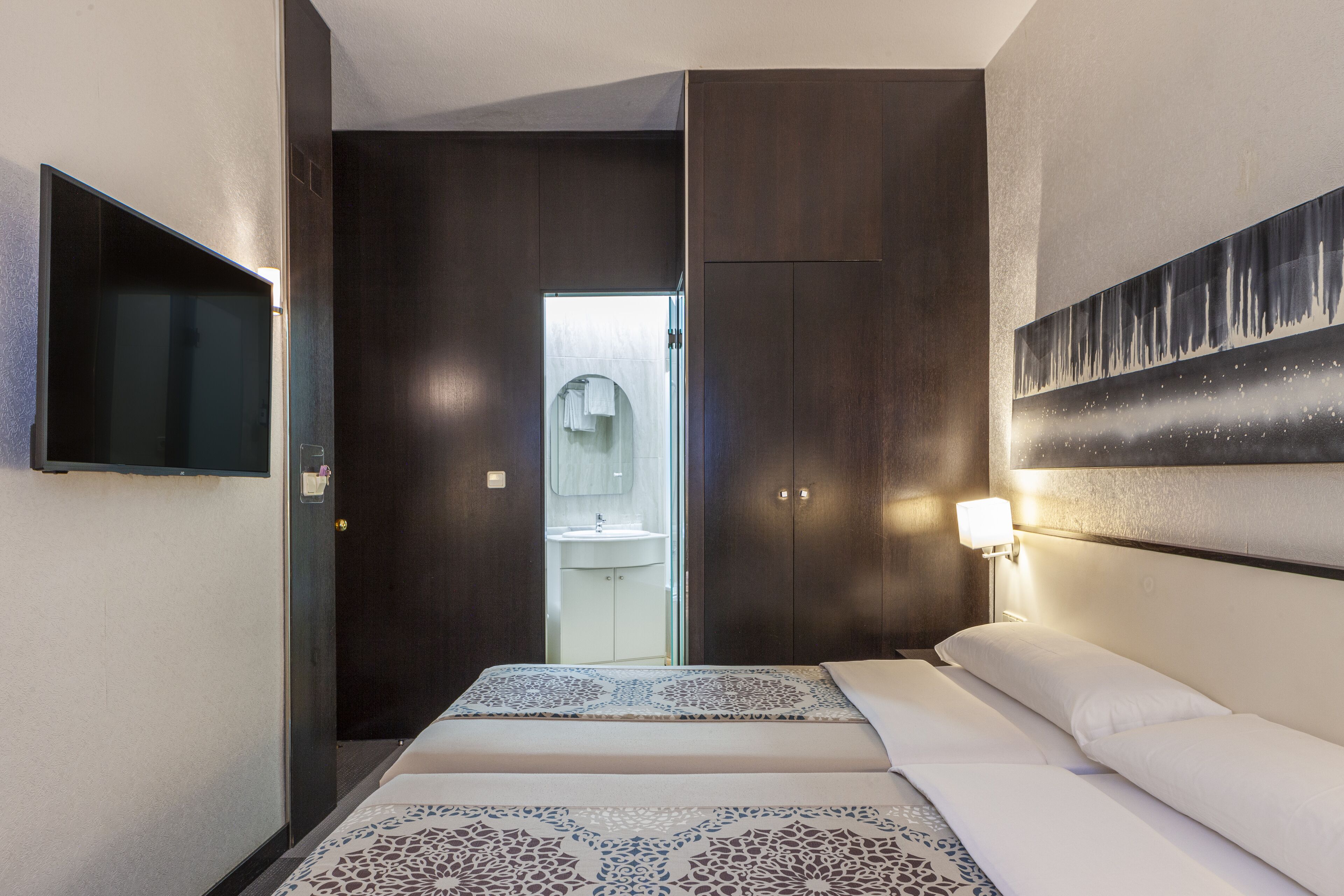 double or twin room | 1 bedroom, in-room safe, individually decorated, individually furnished