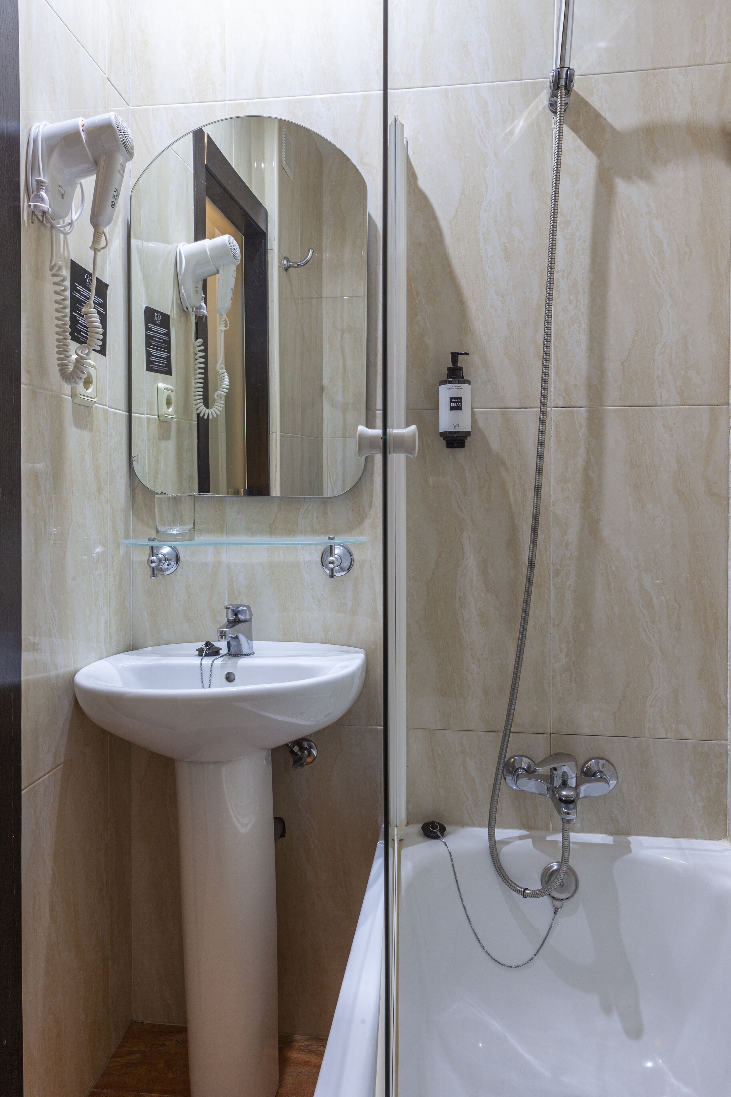 single room | bathroom | combined shower/bathtub, free toiletries, hair dryer, towels