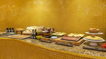 Dagelijks ontbijtbuffet (EUR 13 per persoon)