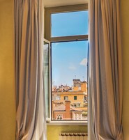 Caja fuerte, escritorio, cortinas opacas y sistema de insonorización