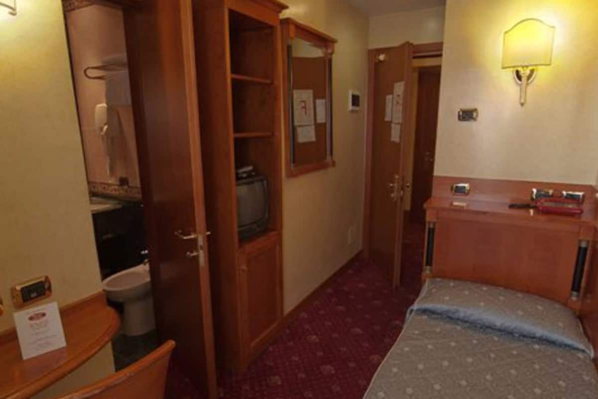 Zimmersafe, Schreibtisch, Verdunkelungsvorhänge, schallisolierte Zimmer