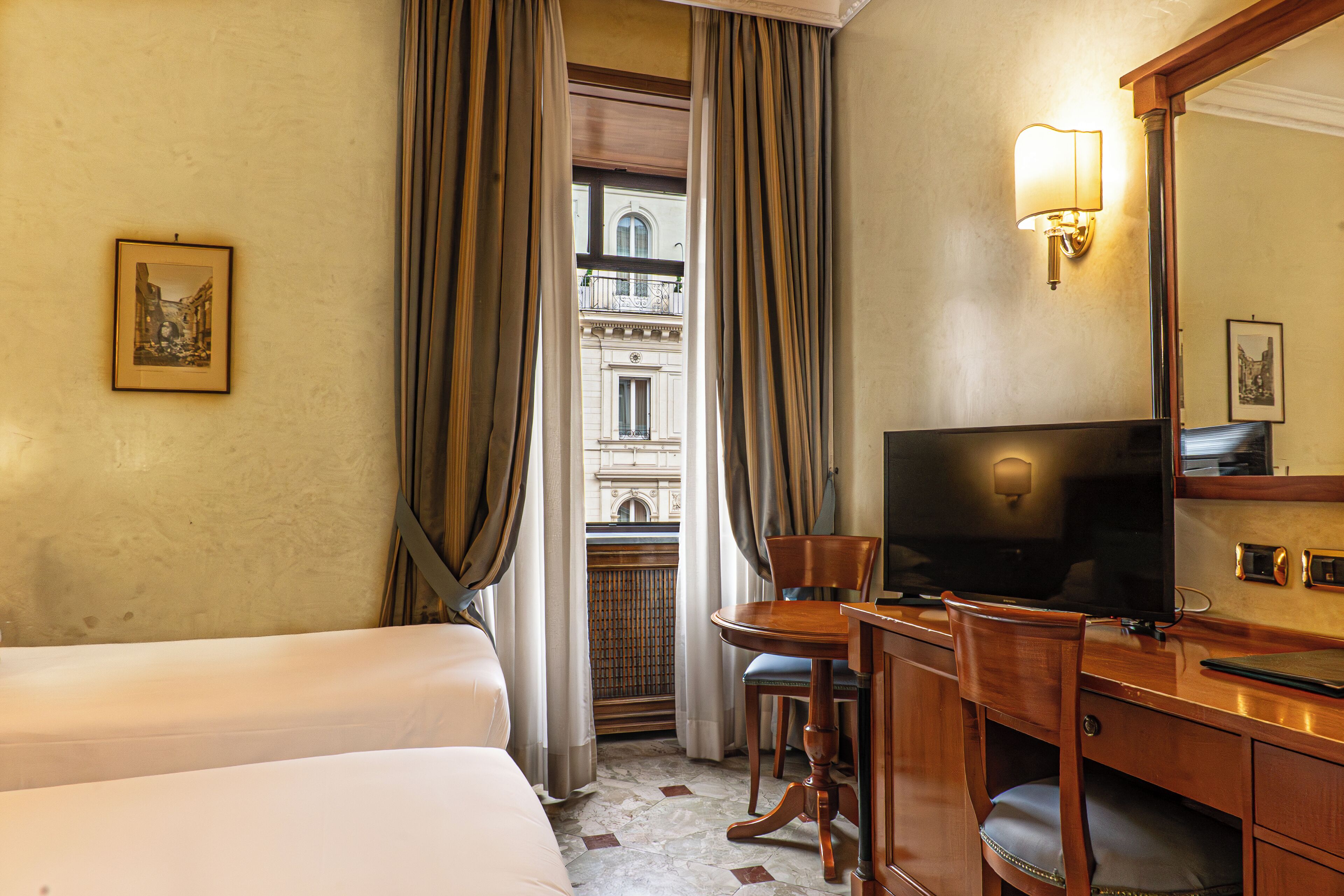 Coffres-forts dans les chambres, bureau, rideaux occultants