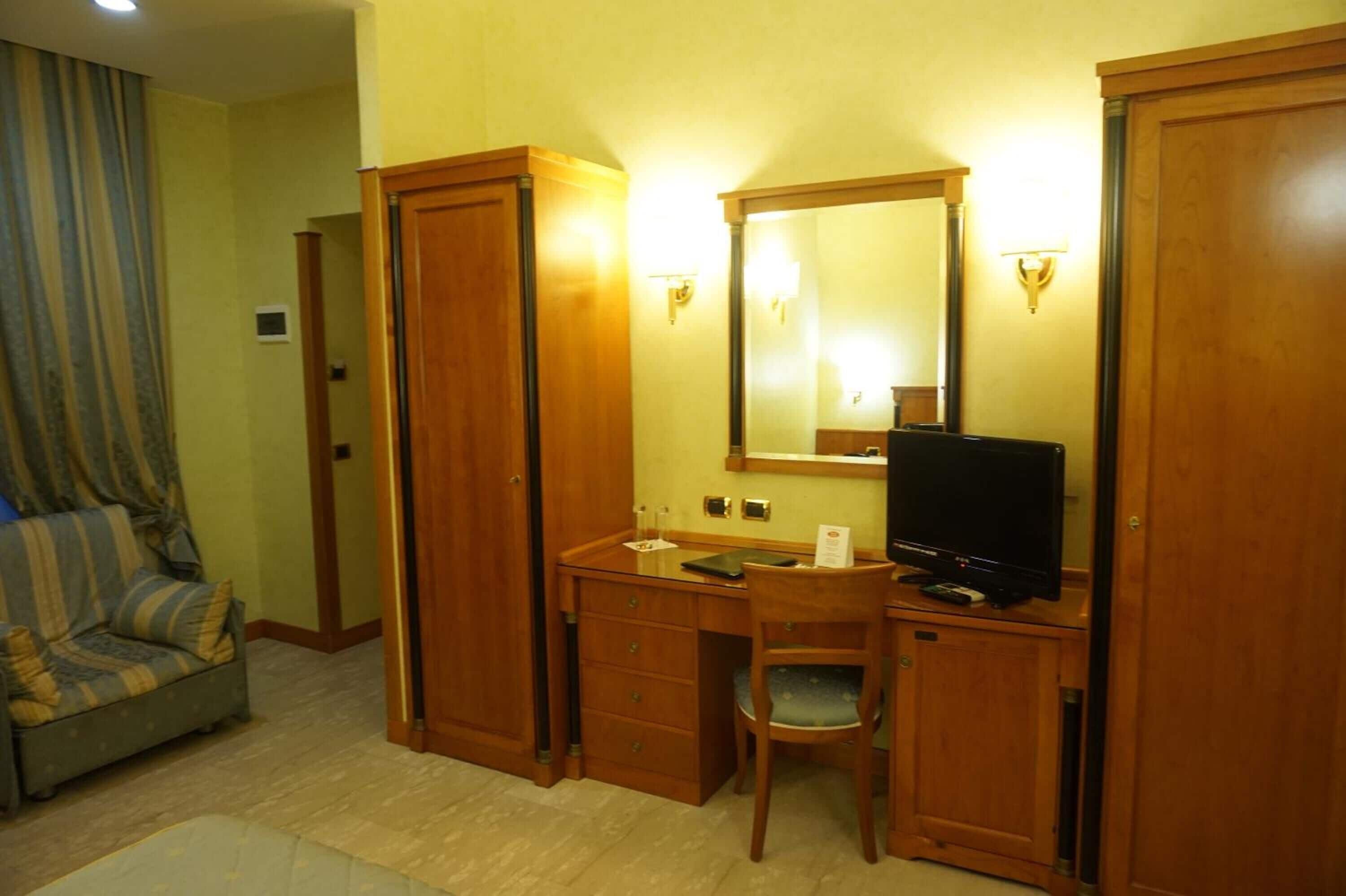 1 bedroom, in-room safe, desk, blackout curtains