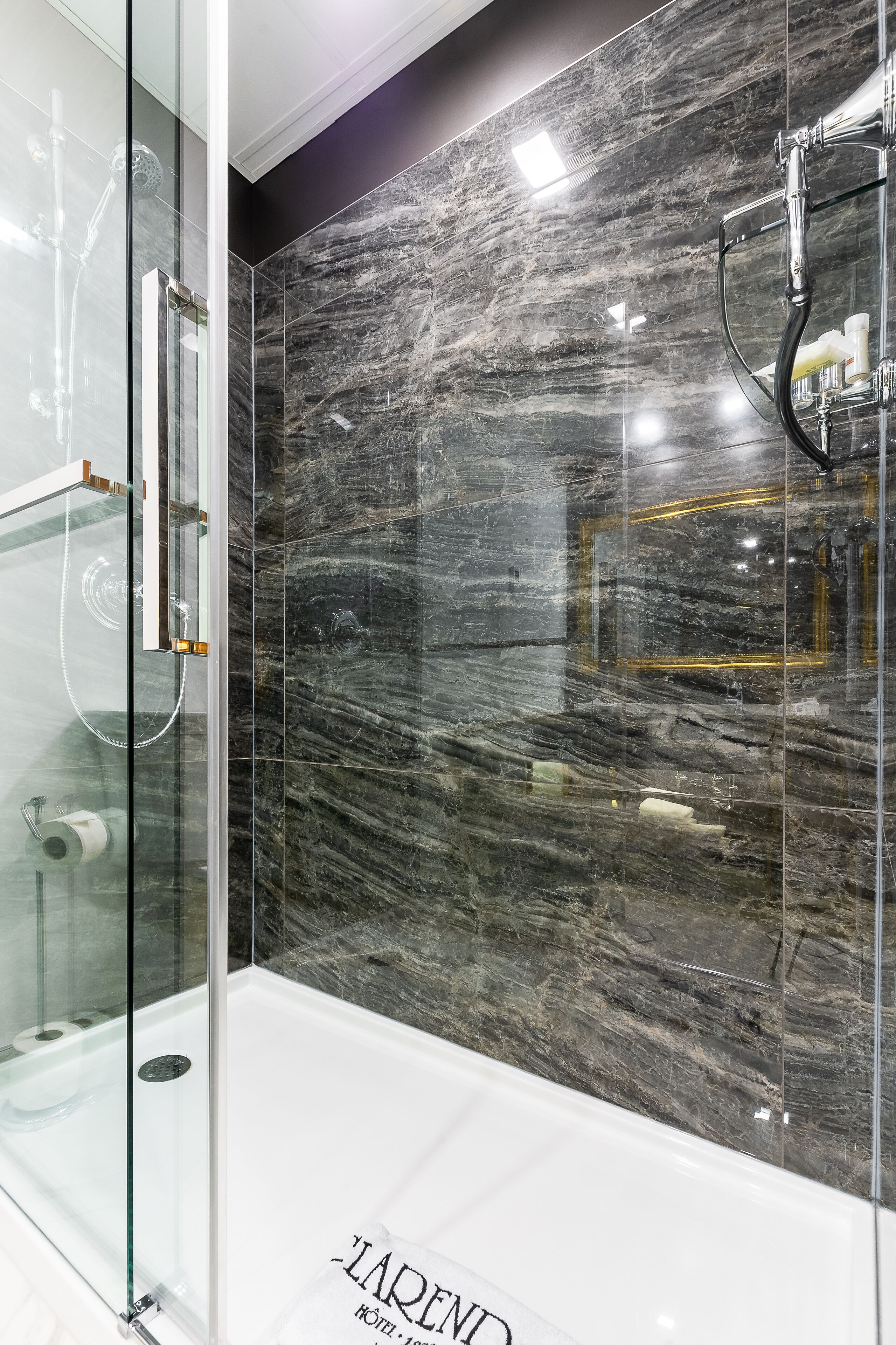 standard room, 1 queen bed | bathroom | shower, free toiletries, hair dryer, towels