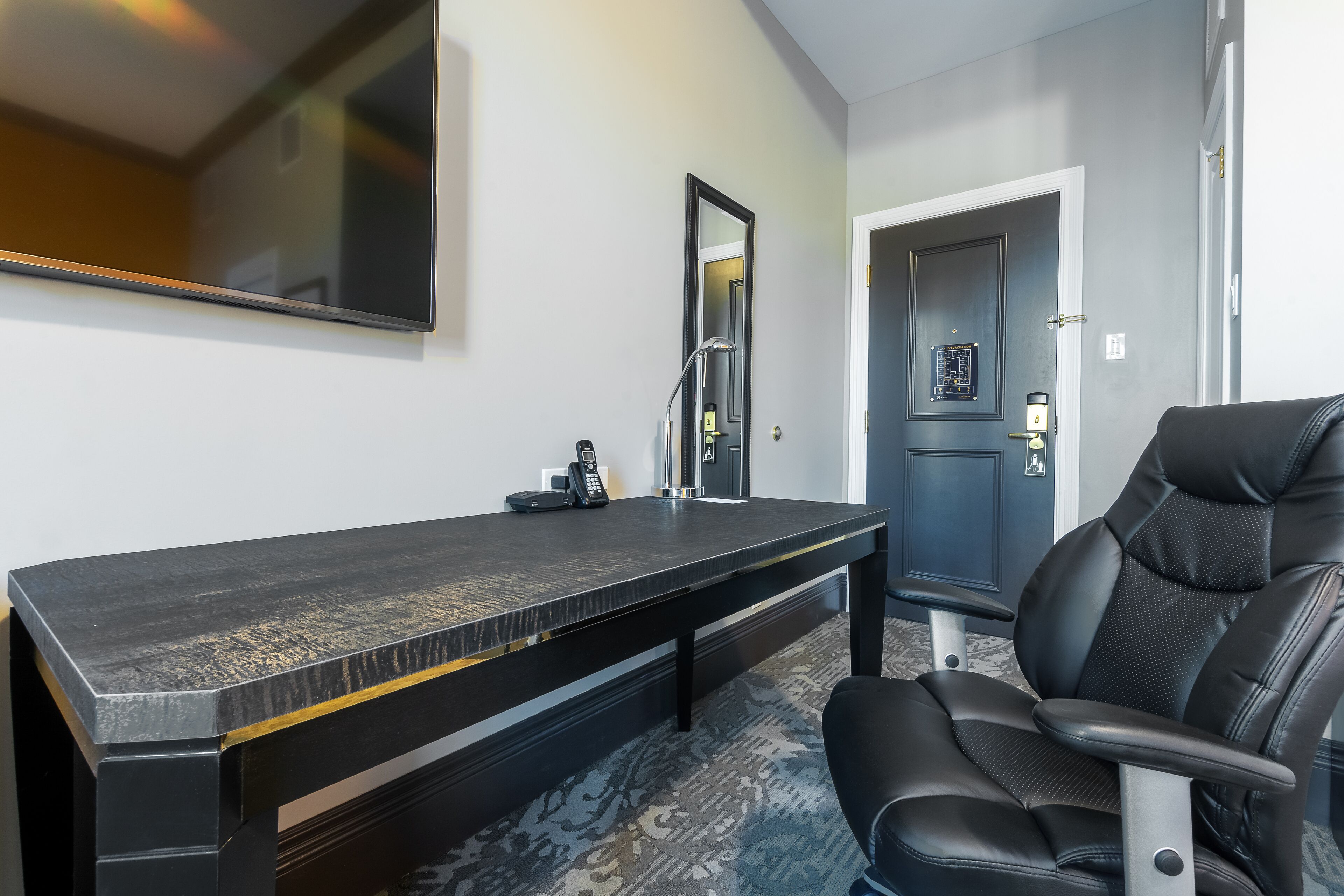 business room, 1 queen bed | premium bedding, memory-foam beds, in-room safe, blackout curtains