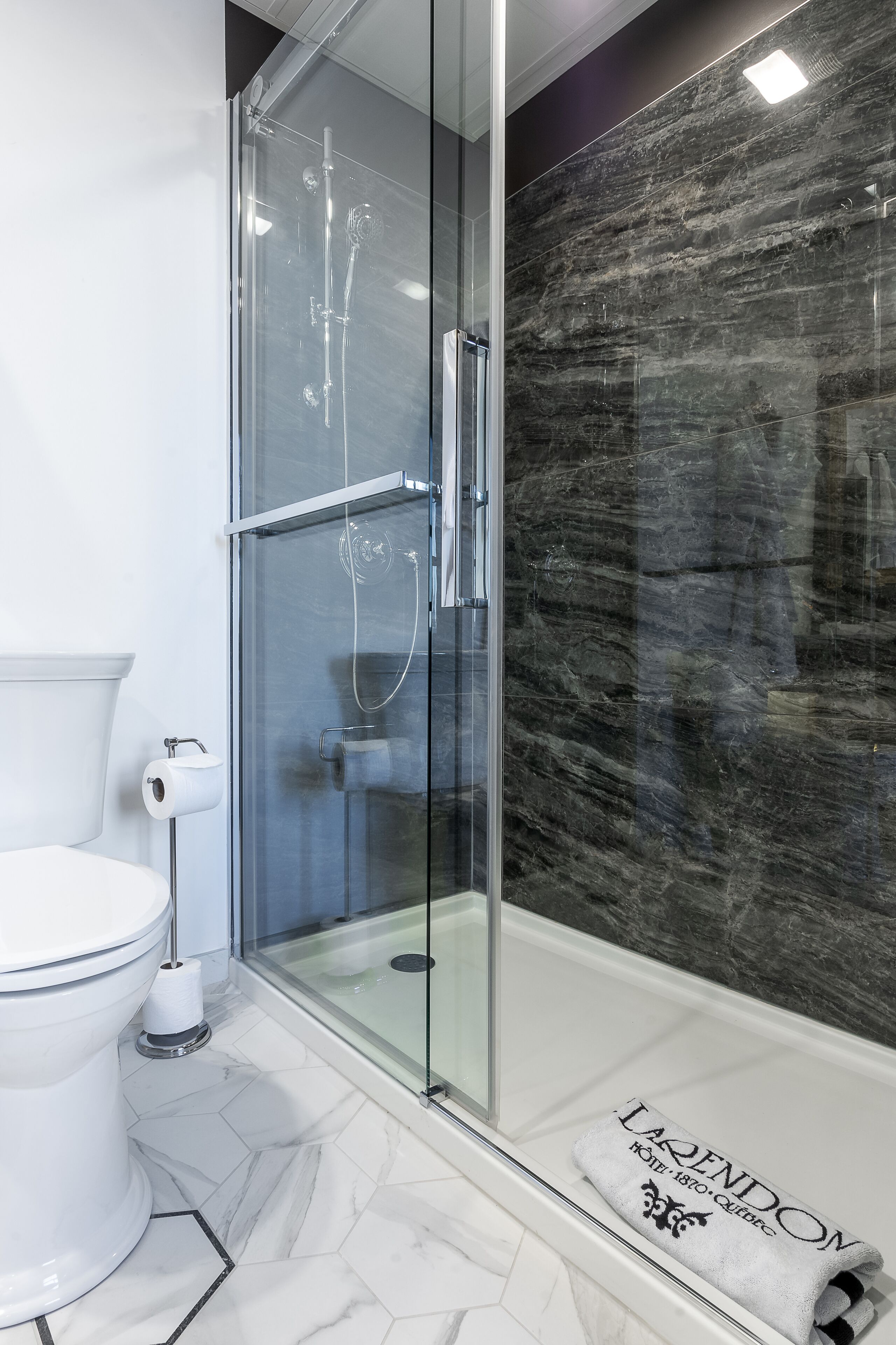 business room, 1 queen bed | bathroom | shower, free toiletries, hair dryer, towels