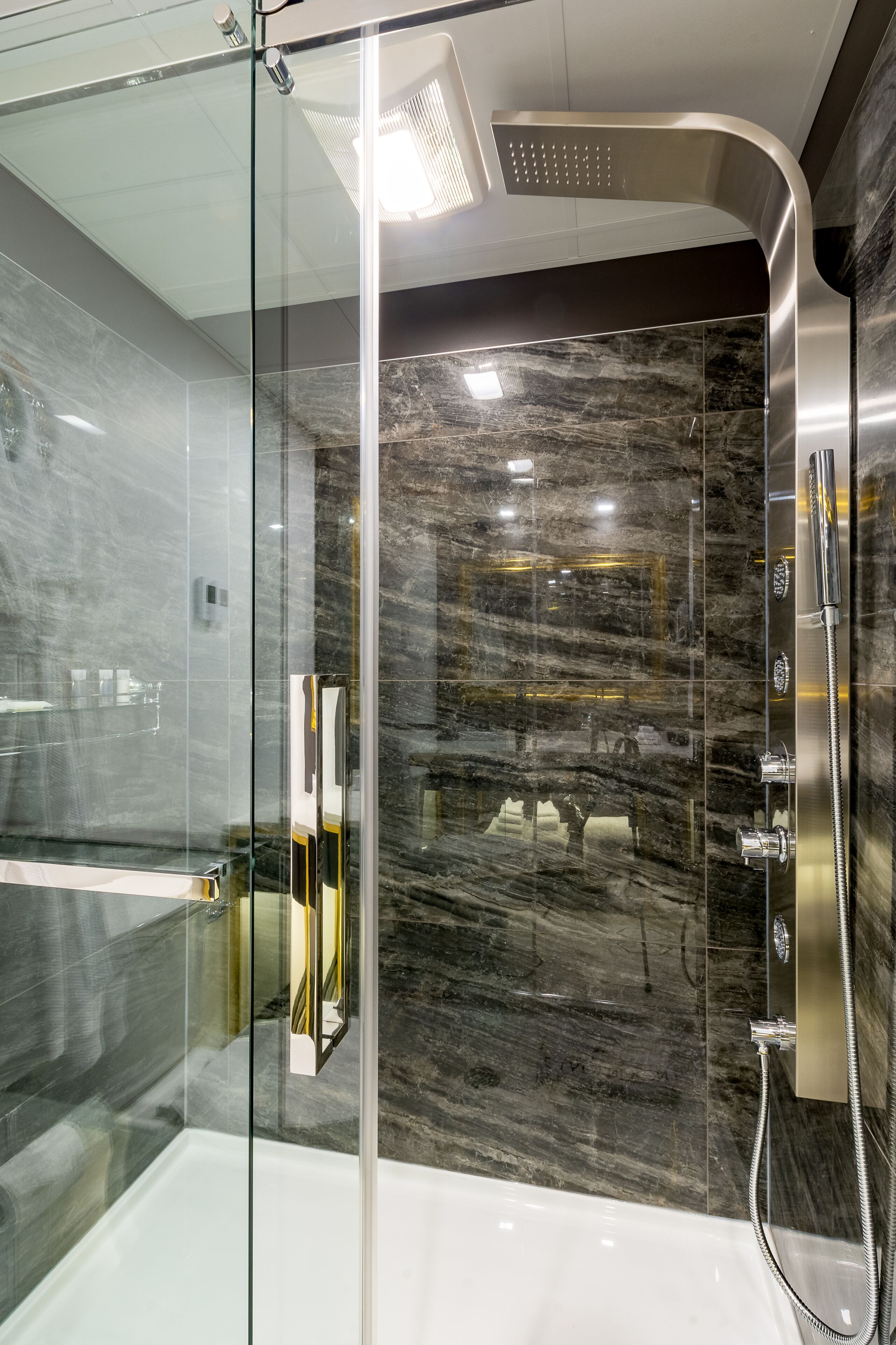 executive room, 1 queen bed | bathroom | shower, free toiletries, hair dryer, towels