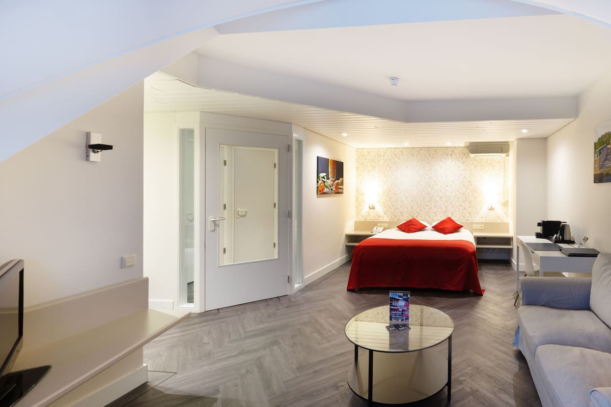 1 bedroom, down duvets, in-room safe, desk