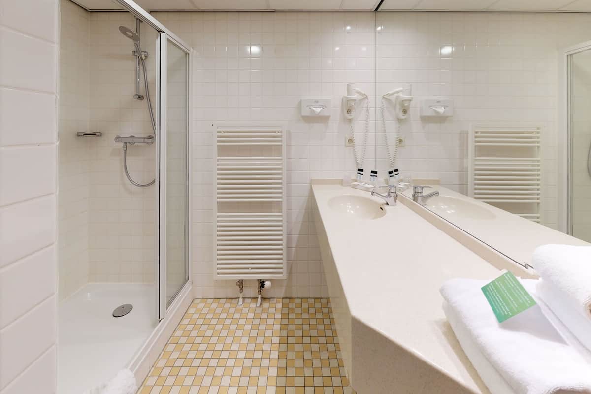 comfort double room | bathroom | free toiletries, hair dryer, towels, soap