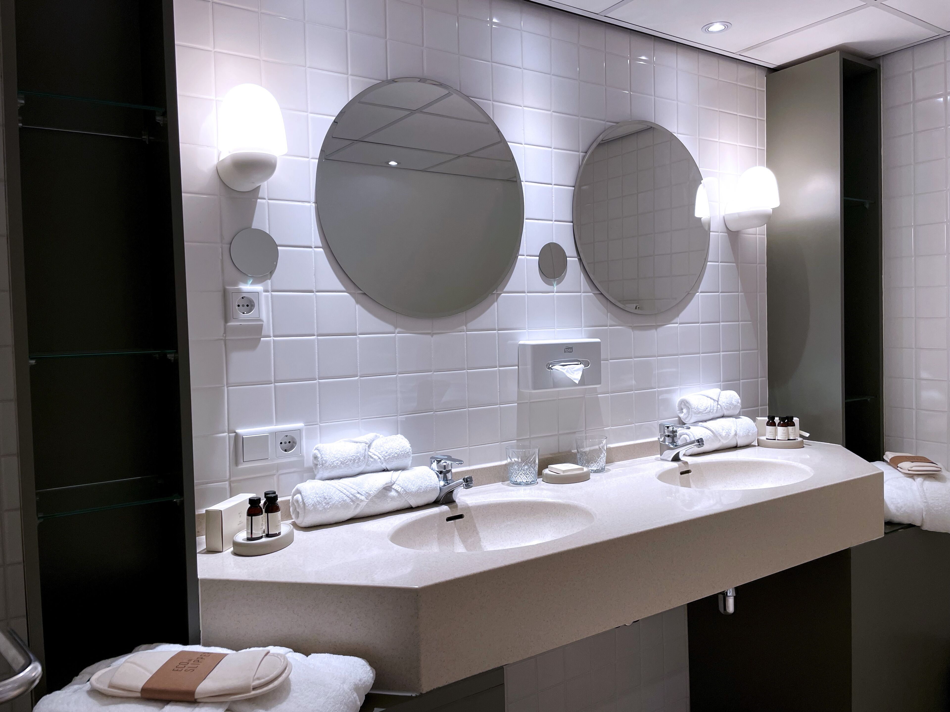 suite | bathroom | free toiletries, hair dryer, towels, soap