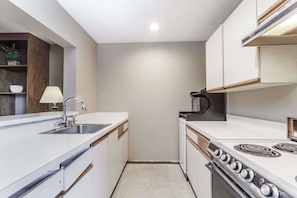 Geladeira, micro-ondas, cafeteira/chaleira