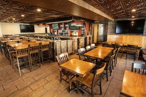 3 restaurants, lunch, dinner served; American cuisine