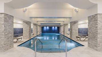 2 indendørs pools, udendørs pool, parasoller, liggestole