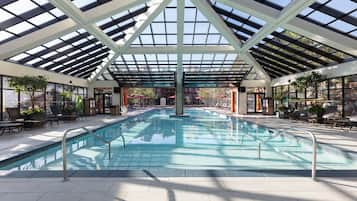 2 innendørsbassenger,utendørsbasseng, bassengparasoller og solsenger