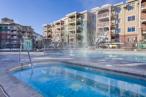 2 Innenpools, Außenpool, Sonnenschirme, Liegestühle