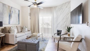 En 55-tommers Flatskjerm-TV med kabel-kanaler