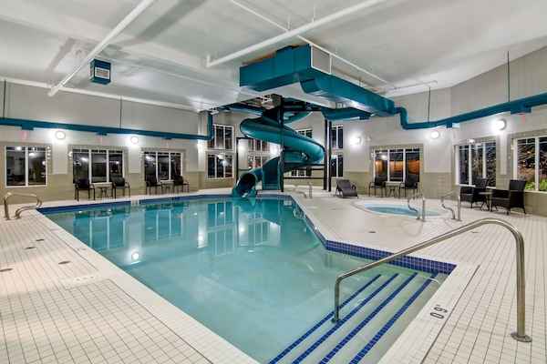 Indoor pool, sun loungers