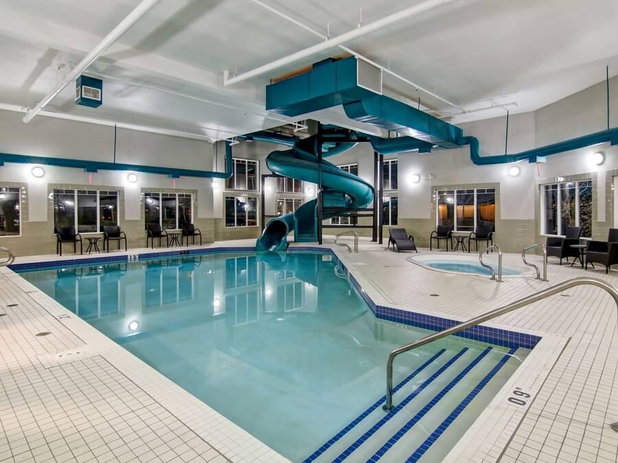 Indoor pool, sun loungers
