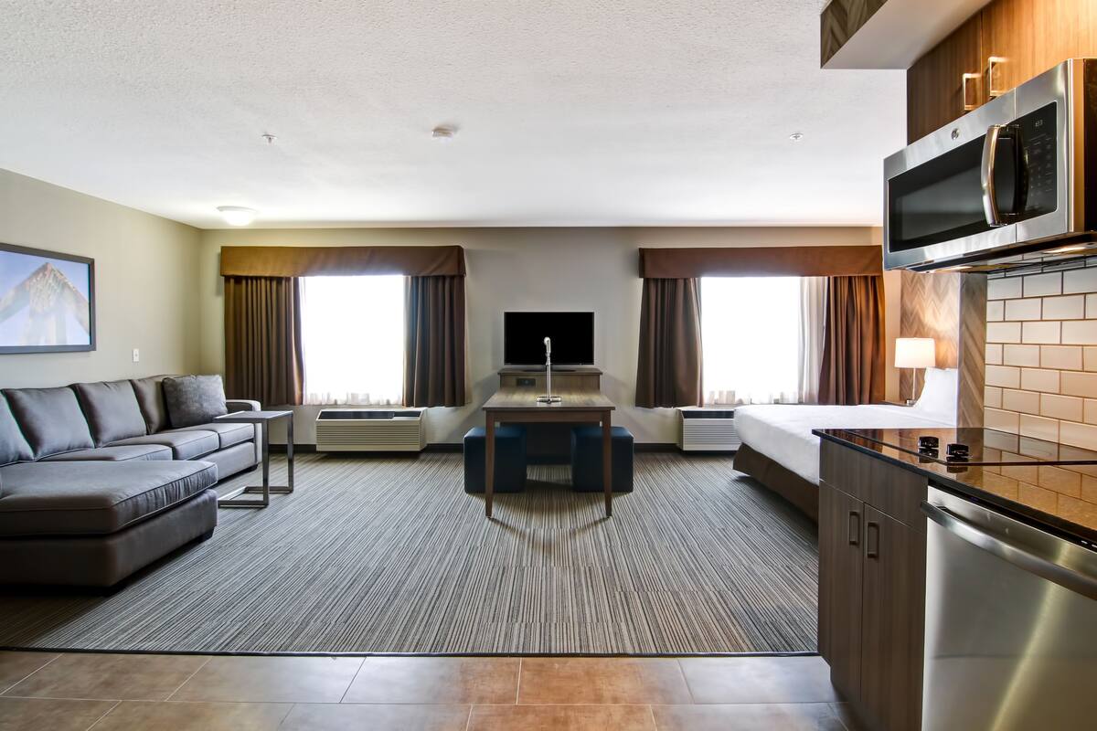 deluxe room, 1 king bed, kitchenette | 1 bedroom, desk, iron/ironing board, free wifi