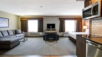 Habitación Deluxe, 1 cama de matrimonio grande, cocina básica | 1 dormitorio, escritorio, tabla de planchar con plancha y wifi gratis