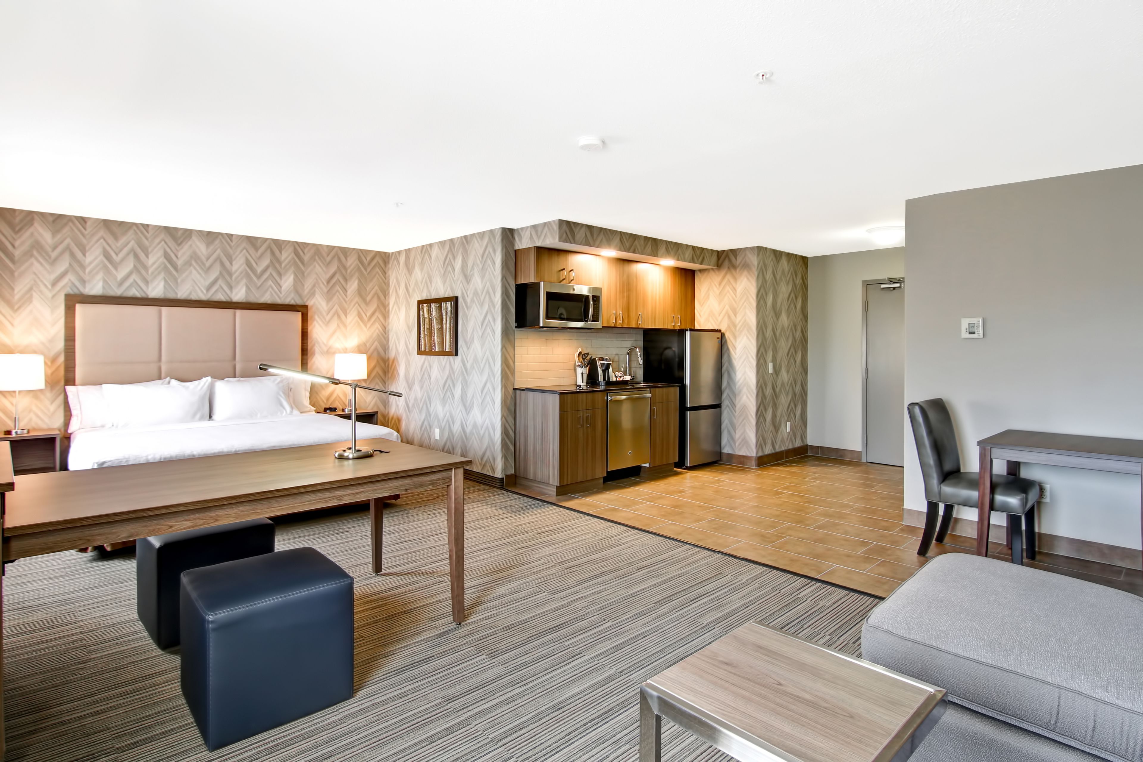 deluxe room, 1 king bed, kitchenette | private kitchen | fridge, microwave, coffee/tea maker