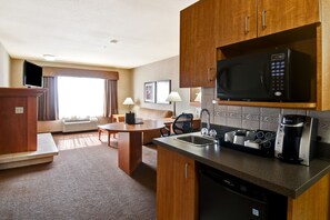 Room, 1 Bedroom (Separate Bedroom) | Desk, iron/ironing board, free WiFi, bed sheets